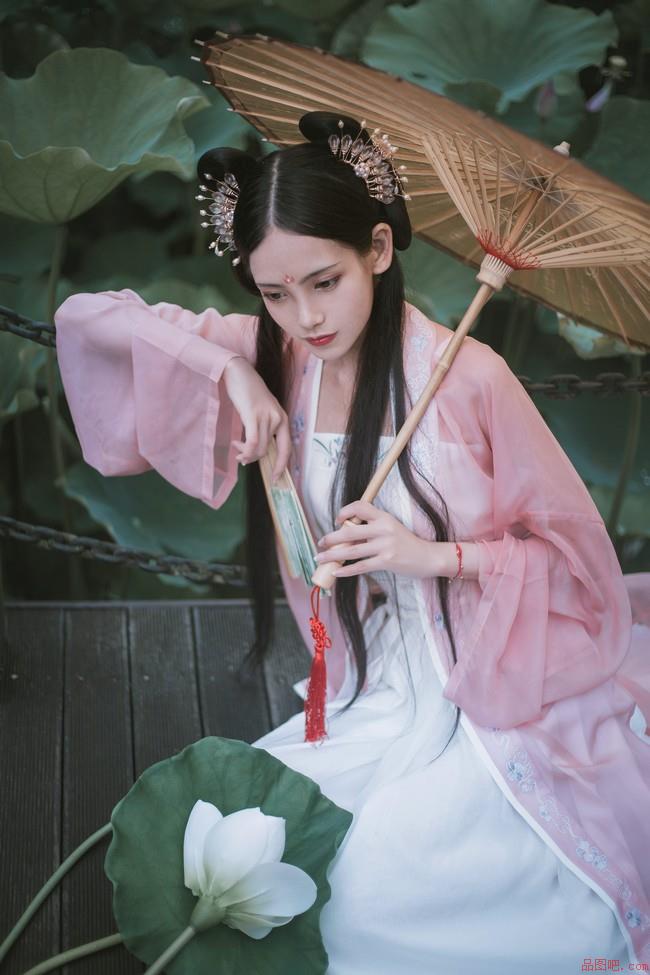 叶上初阳干宿雨，水面清圆，一一风荷举。国风-品图吧